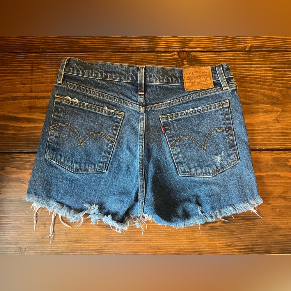Levi’s wedgie jean shorts - size 29